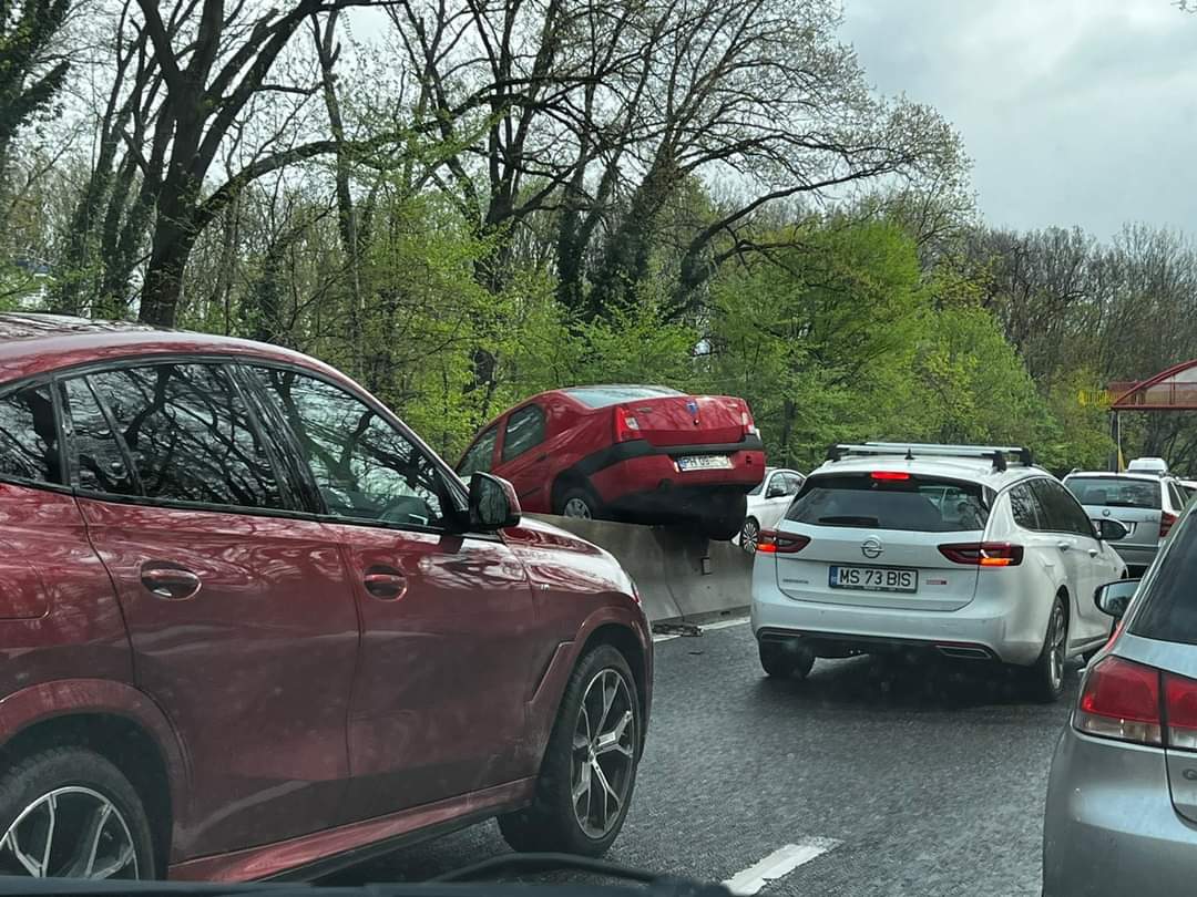 Accident grav pe DN1. Șase mașini sunt implicate. Elicopterul SMURD a fost chemat să preia răniți (VIDEO)