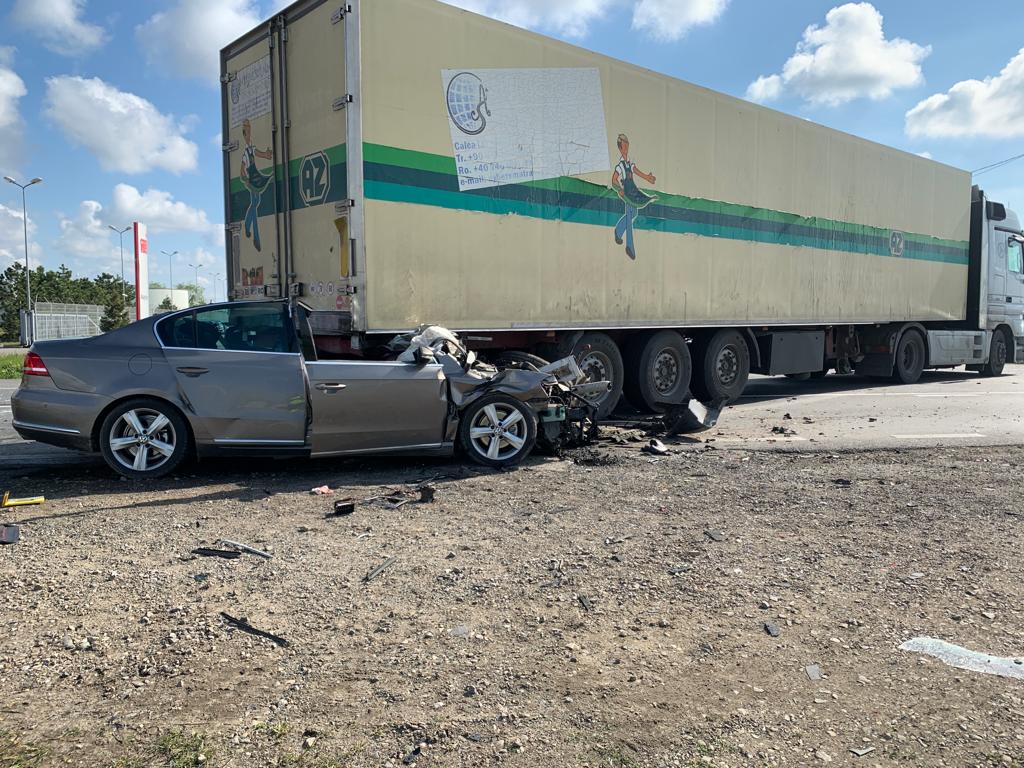 Accident rutier soldat cu cu doi morți, în Buzău, unde o mașină s-a izbit de un TIR