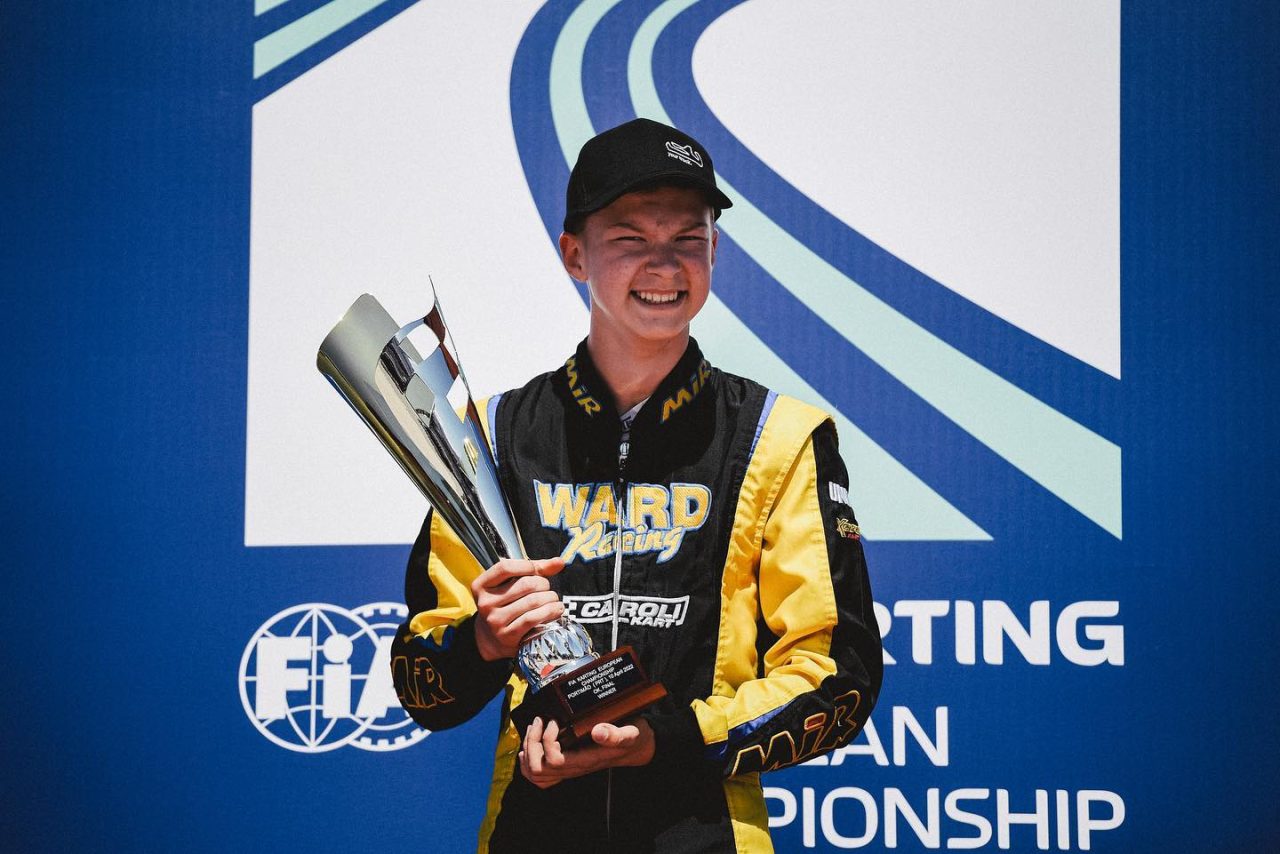 VIDEO | Gest controversat al unui pilot rus, în vârstă de 15 ani, după ce a câștigat o cursă de karting. Ce a făcut pe podiumul de premiere