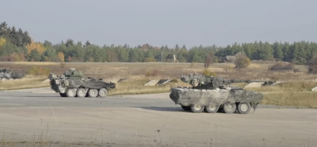 MApN demontează o nouă știre falsă: Blindate americane Stryker se deplasează prin România către Ucraina