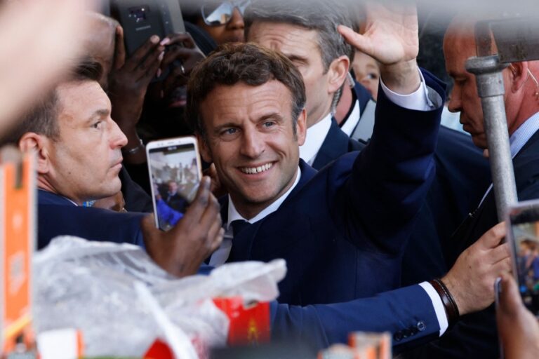 Macron a fost atacat cu roșii de către un protestatar furios, la prima ieșire în public după ce câștigat alegerile în Franța