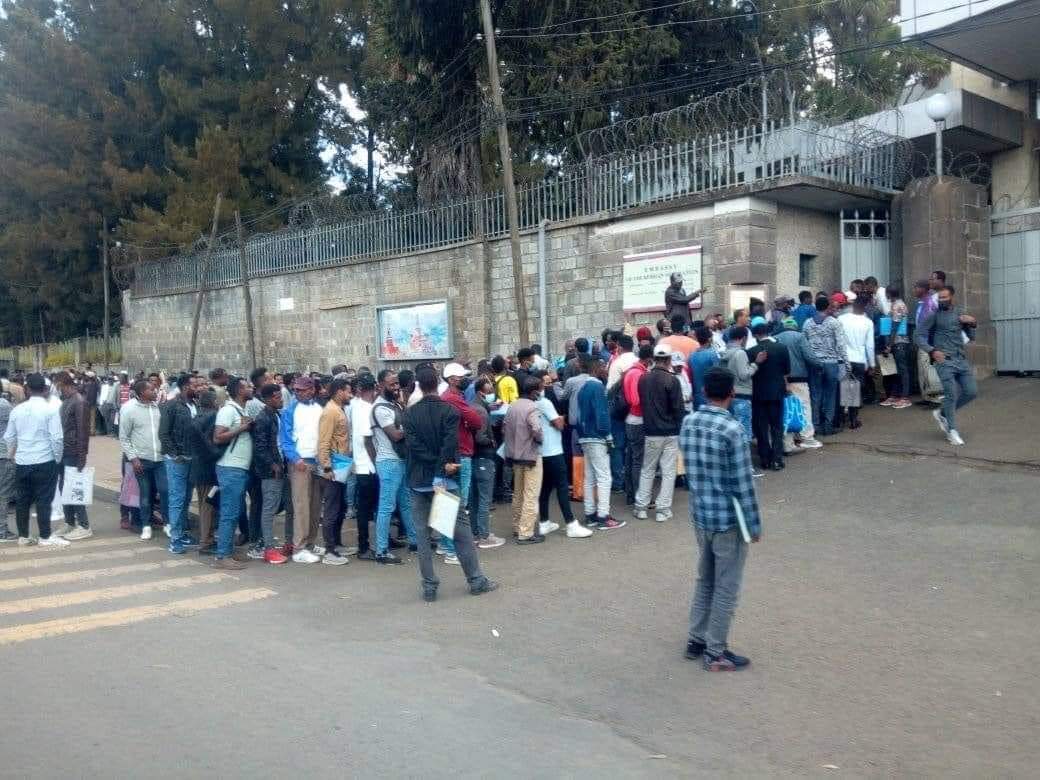Sute de bărbați din Etiopia s-au adunat în fața Ambasadei Rusiei din capitala țării pentru a se înrola ca mercenari în Ucraina