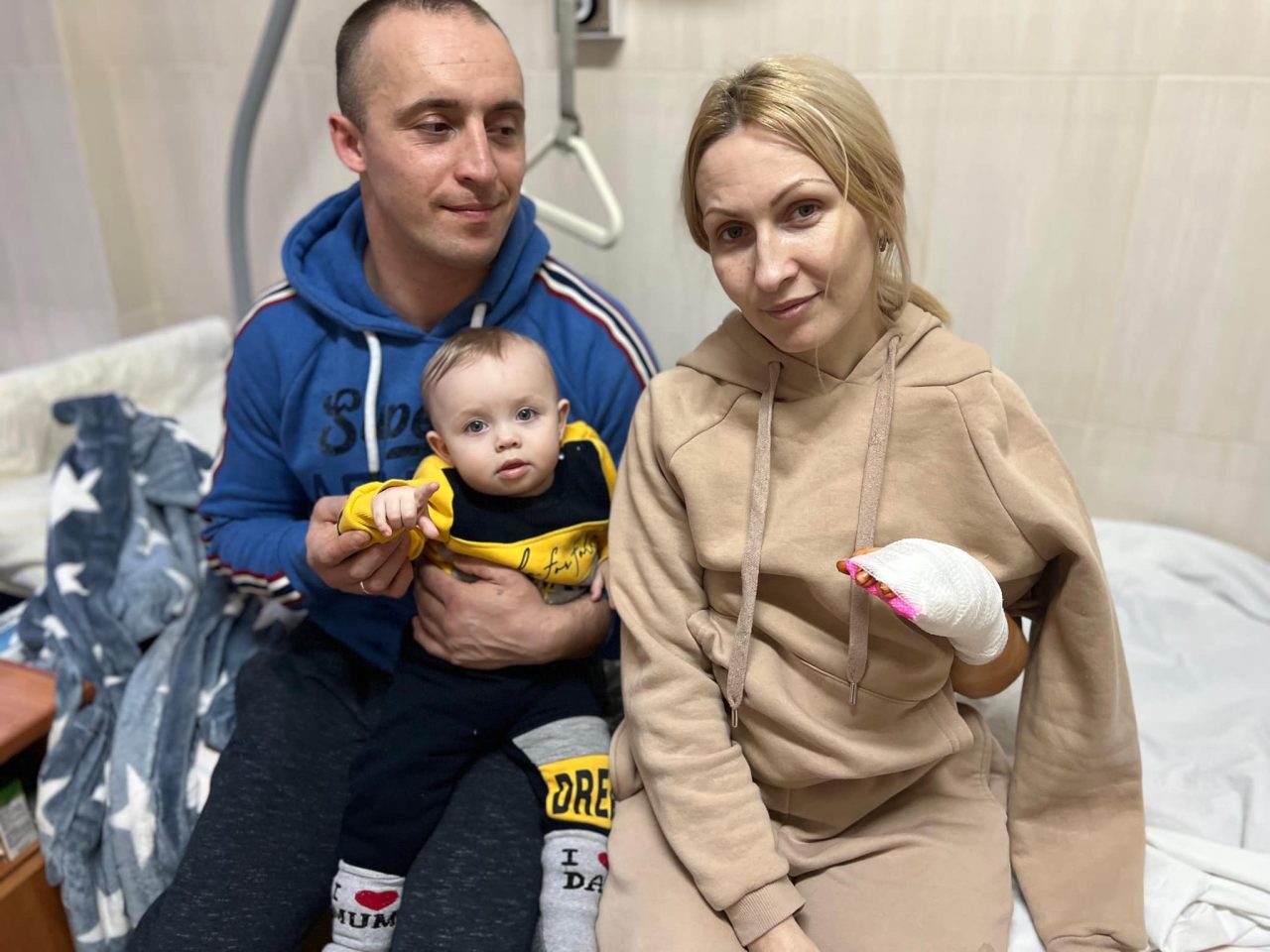 „Te iubesc. Suntem împușcați în…”, a fost ultimul lucru pe care Lesya a reușit să-l spună la telefon soțului ei în timpul atacului rușilor. Femeia se afla într-o mașină cu bebelușa lor de 10 luni, în drum spre vestul Ucrainei