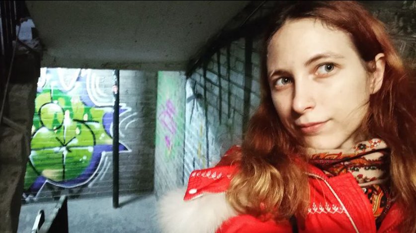 O rusoaică din Sankt Petersburg riscă până la 10 ani de închisoare. A înlocuit etichetele de preț dintr-un supermarket cu știri despre războiul din Ucraina