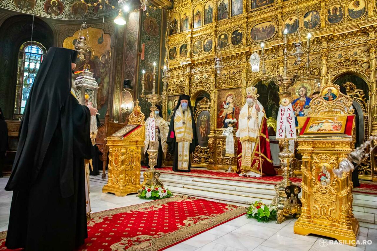 Când va ajunge Sfânta Lumină în România? Este al 14-lea an în care Patriarhia Română o aduce direct din Ierusalim