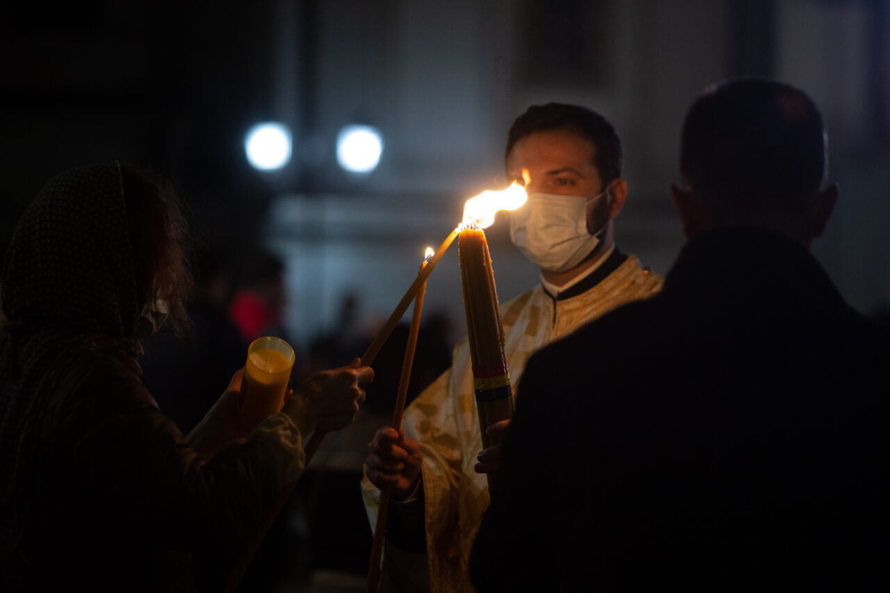 PAȘTE 2024: Lumina Sfântă, adusă de la Ierusalim sâmbătă seară / La Catedrala Patriarhală va fi primită la ora 19.00