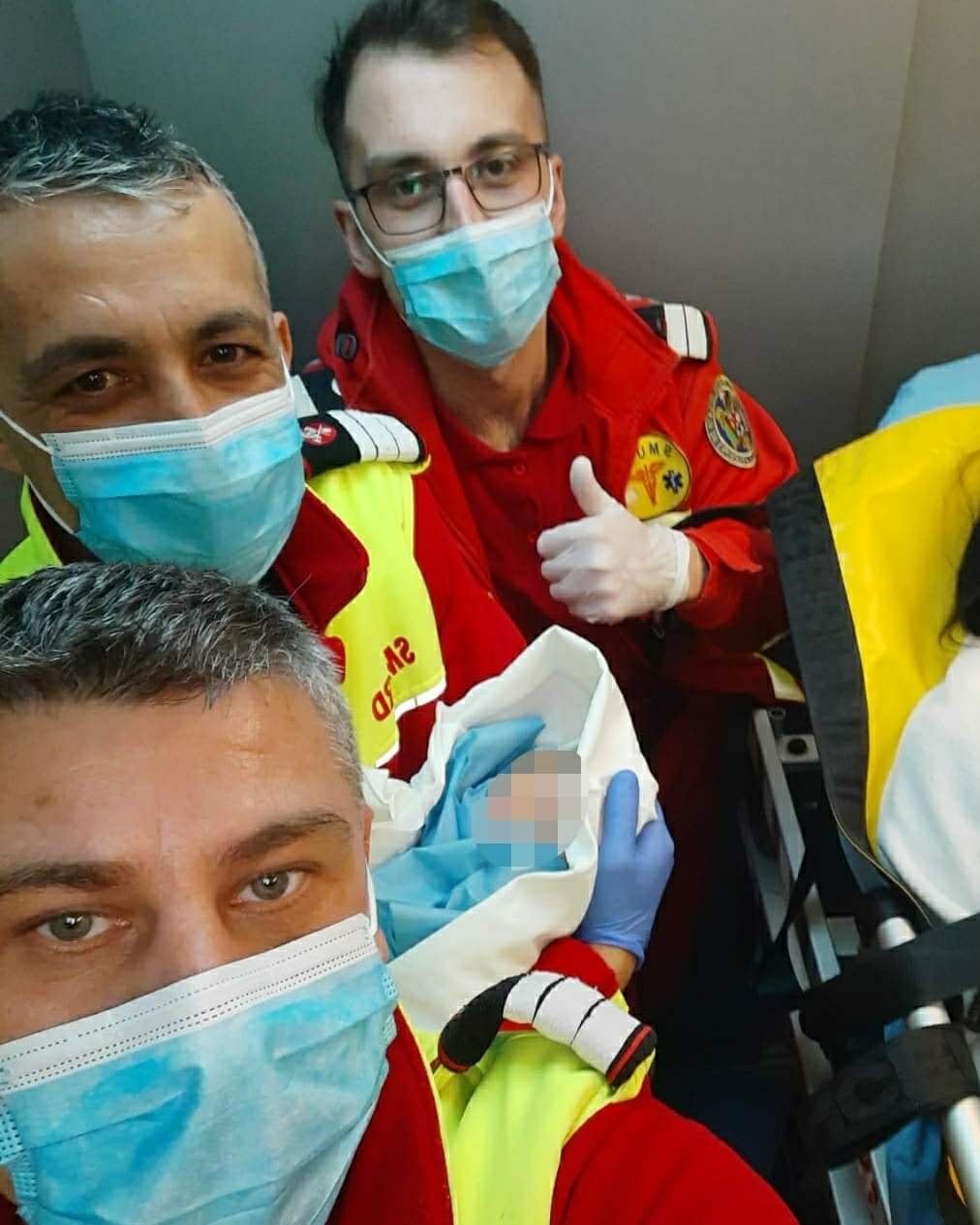 O femeie din Constanța, care nu știa că e însărcinată cu gemeni, a avut parte de experiența vieții sale. A născut în două locații diferite