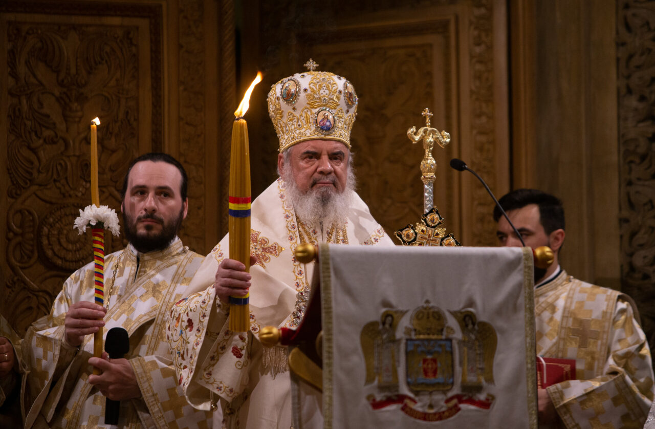 Patriarhul Daniel, mesaj emoționant la procesiunea primirii Sfintei Lumini: Ne bucurăm că această lumină acum se răspândeşte în toată ţara, dar şi în ţările vecine