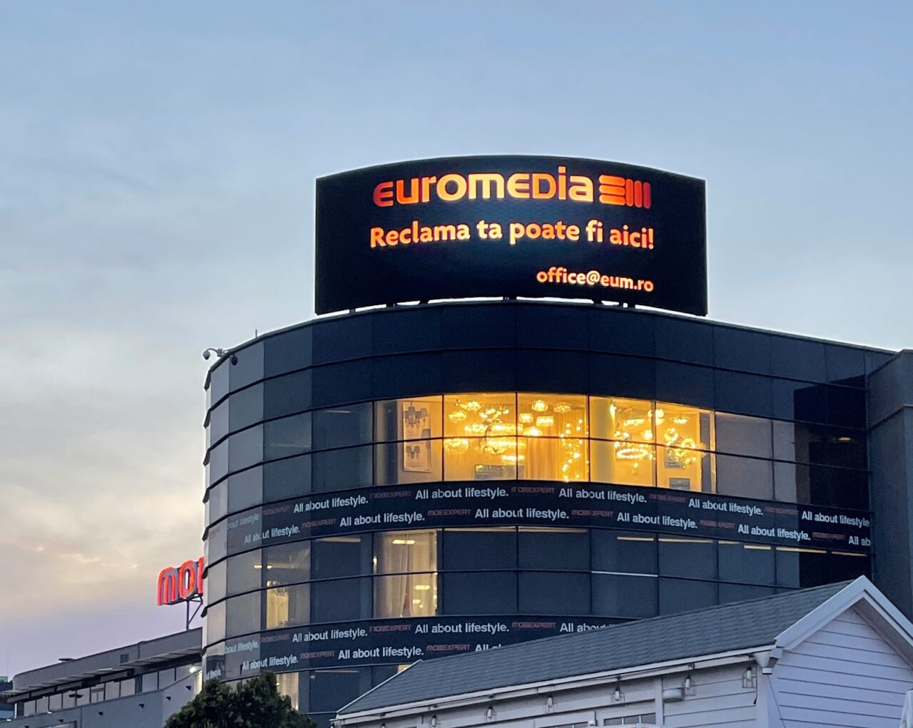 Premieră în outdoor-ul digital: Primul ecran 3D din România