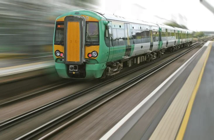 Tânără ameninţată cu cuţitul în tren. Explicaţii „penibile” după ce pasagerii şi controlorul s-au făcut că nu văd chinurile englezoaicei