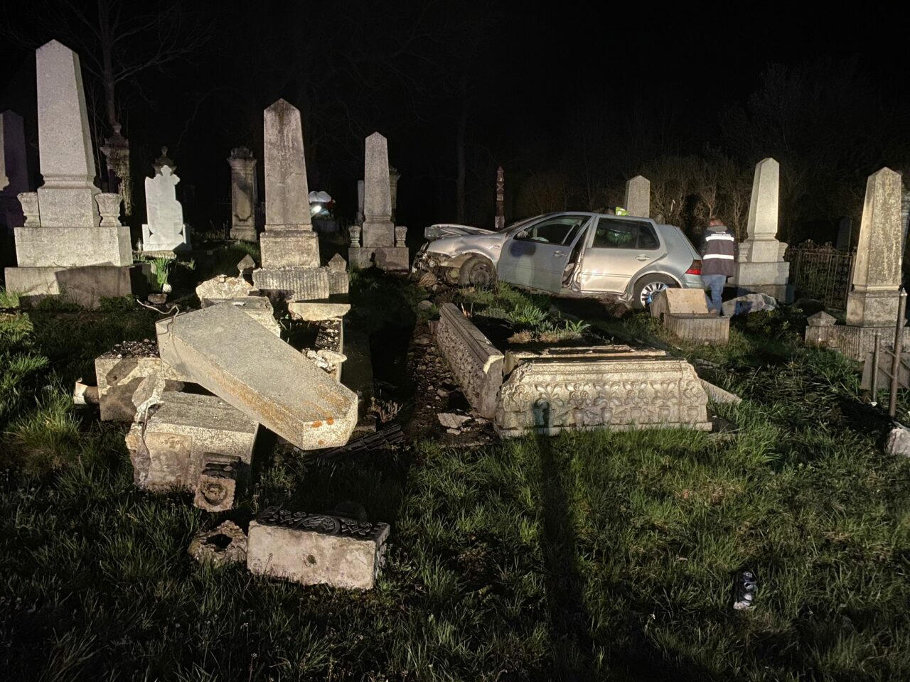 Un şofer băut a intrat cu maşina într-un cimitir din Cluj. Poliția spune că nici măcar nu avea permis