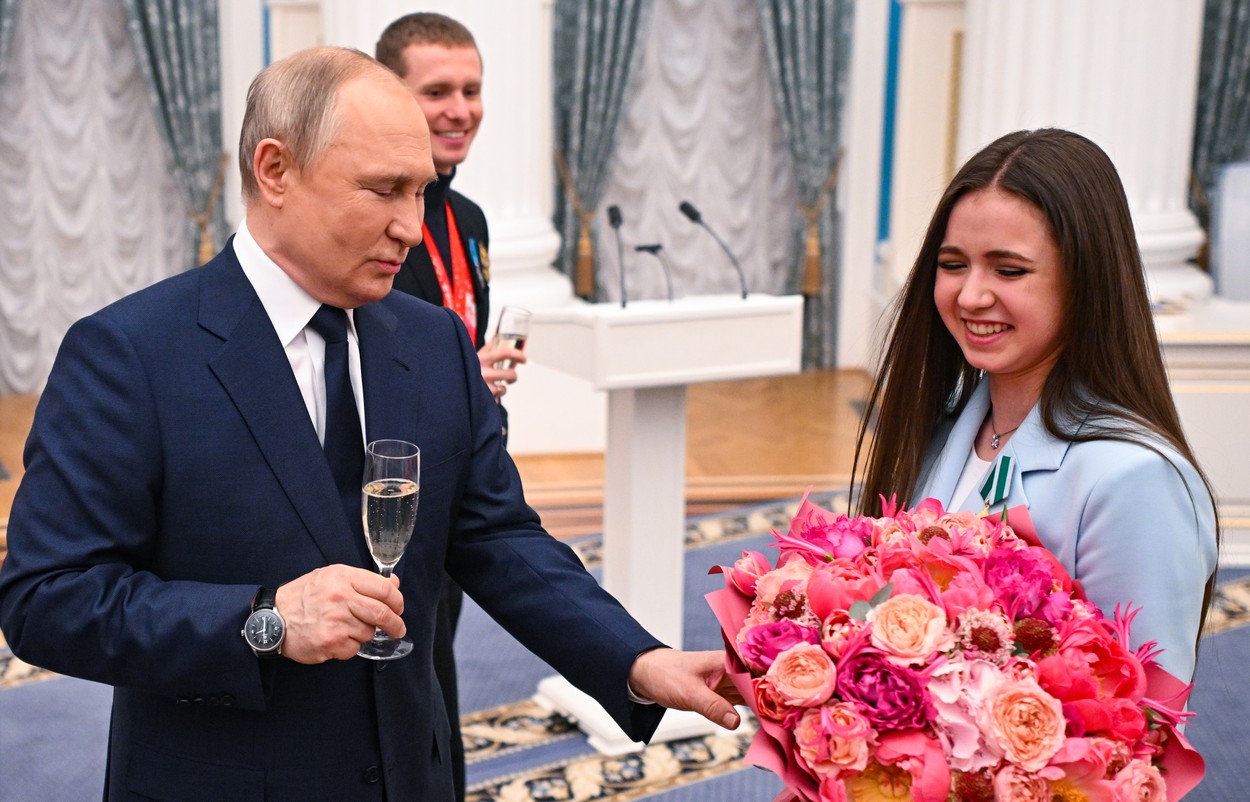 Vladimir Putin o apără pe patinatoarea Kamila Valieva, prinsă dopată la JO 2022: „Perfecțiunea ei nu ar fi putut fi atinsă cu ajutorul drogurilor”