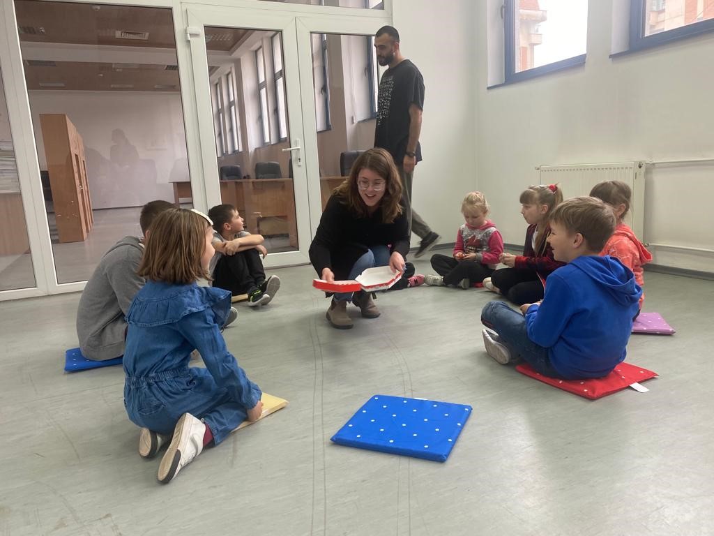 GALERIE FOTO Spectacole, teatru și roboți dansatori pentru 19 refugiați ucraineni