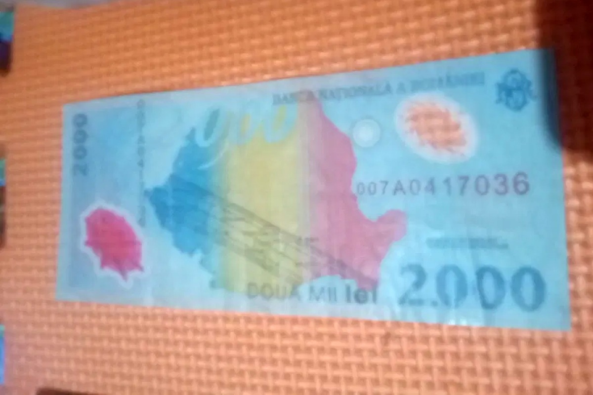 Dacă ai așa ceva casă, te îmbogățești! O bancnotă de 2.000 de lei cu eclipsa din 1999 se vinde cu 50.000 RON acum, în 2022