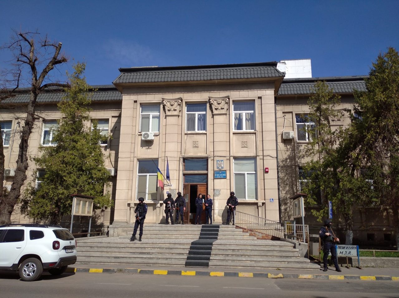 Ameninţare cu bombă la Bacău. Tribunalul şi judecătoria au fost evacuate. Pirotehniștii cercetează zona   