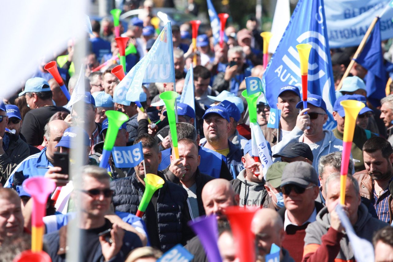 FOTO & VIDEO | Mii de persoane s-au strâns în fața Guvernului din Piața Victoriei. Ce solicitări au protestatarii