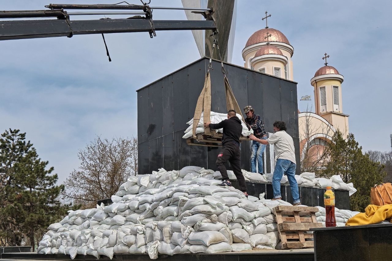 GALERIE FOTO Un protest artistic împotriva războiului împarte în tabere locuitorii unui oraș din România. Amenințări cu reclamații la Ministerul Culturii: „Minunea de acolo este oribilă și trebuie să dispară”