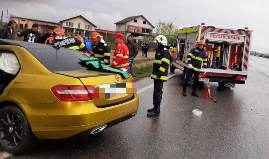 FOTO | Rănit grav într-un Mercedes auriu, pe centura orașului Drobeta Turnu Severin