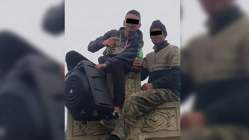 FOTO | Au băut bere cățărați pe monumentul eroilor, iar primarul le-a dat o pedeapsă istorică