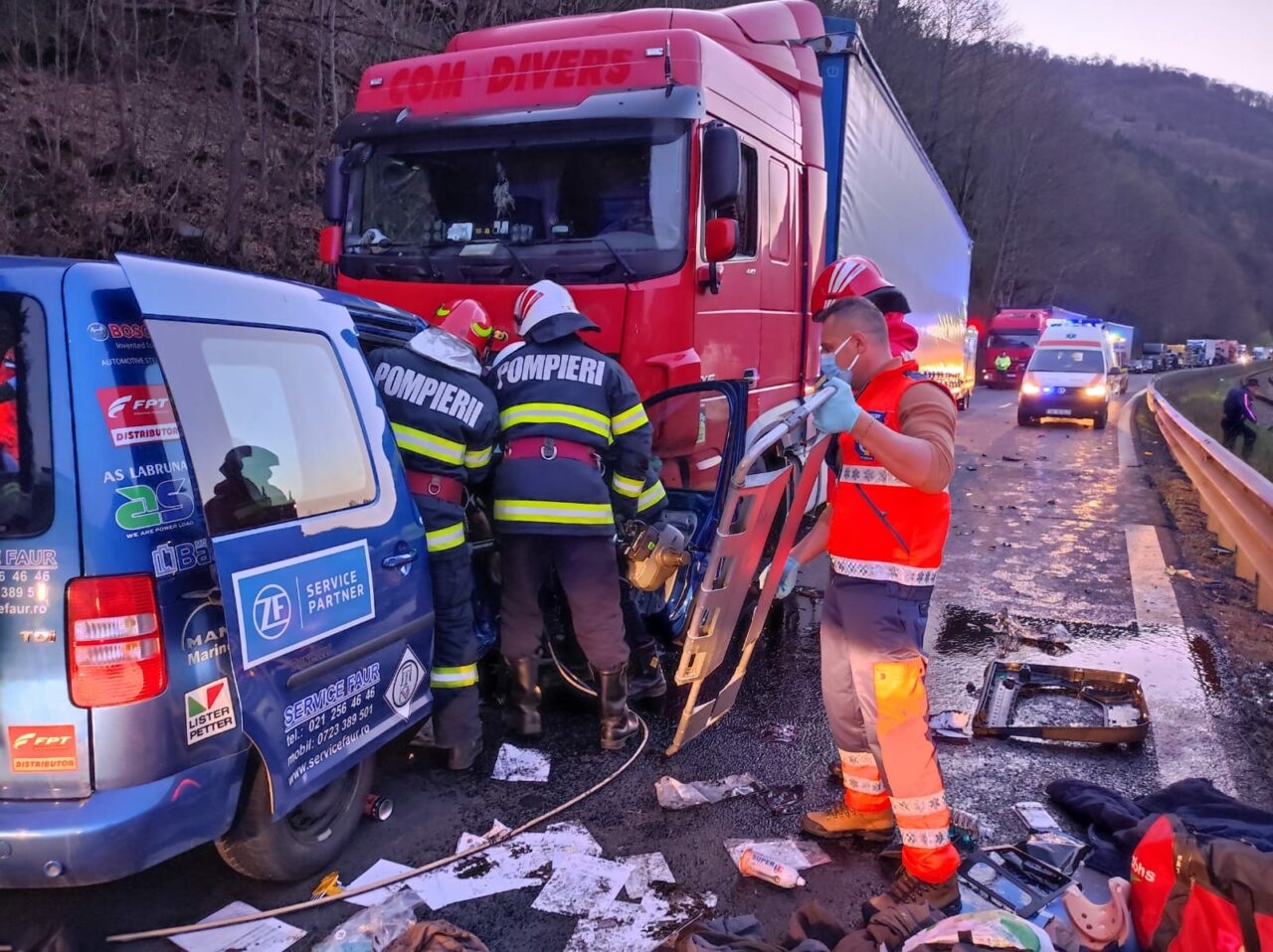 Grav accident rutier pe DN 7. Două persoane au murit în urma coliziunii dintre un autotren și un autoturism