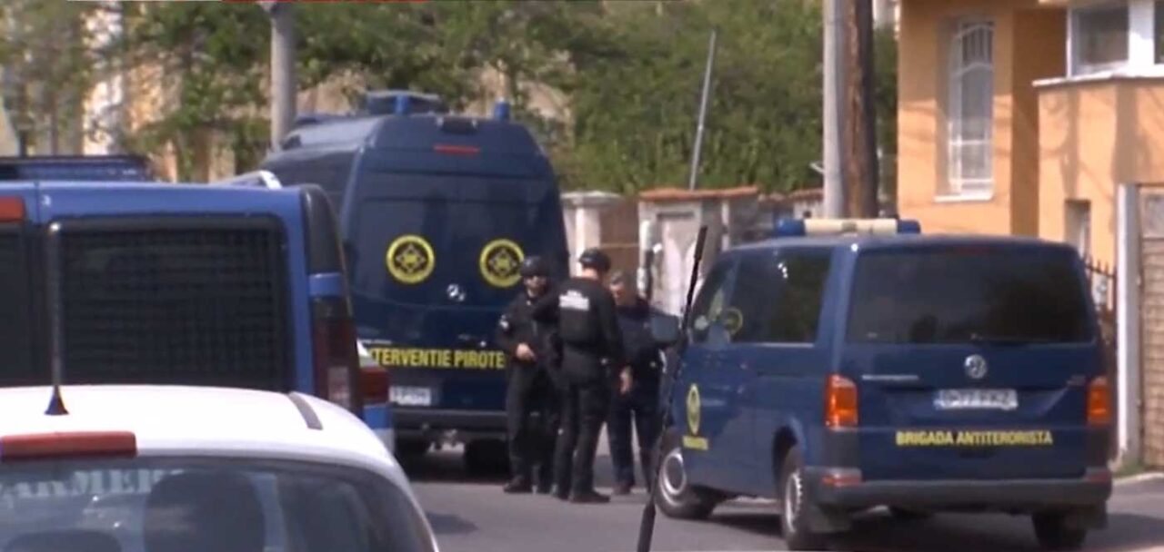 O stradă din Capitală a fost închisă după ce s-a găsit o geantă în care părea că este un obuz. Măsurile luate de polițiști