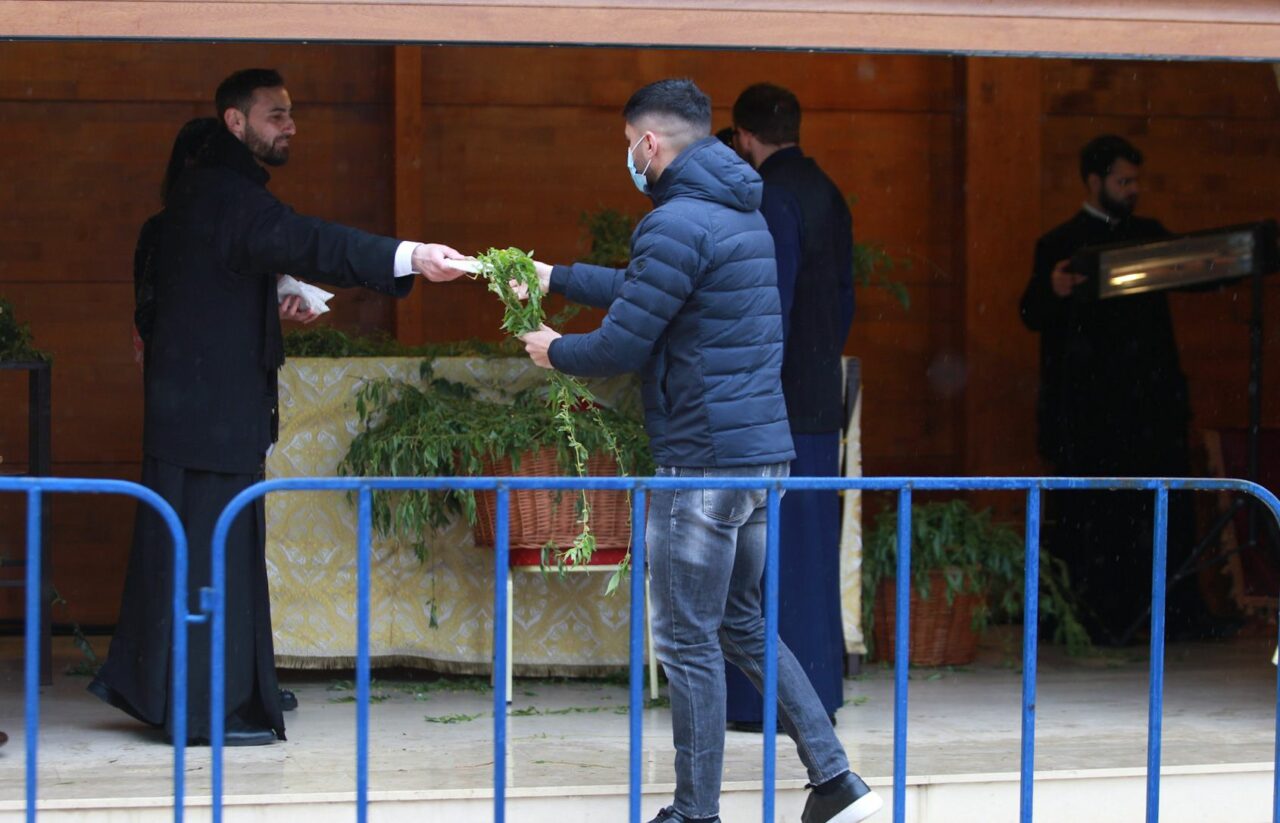 Credincioșii ortodocși s-au speriat de frigul din Capitală și puțini și-au luat ramuri de salcie sfințite de la Catedrala Patriarhală. Obiceiuri și tradiții de Florii