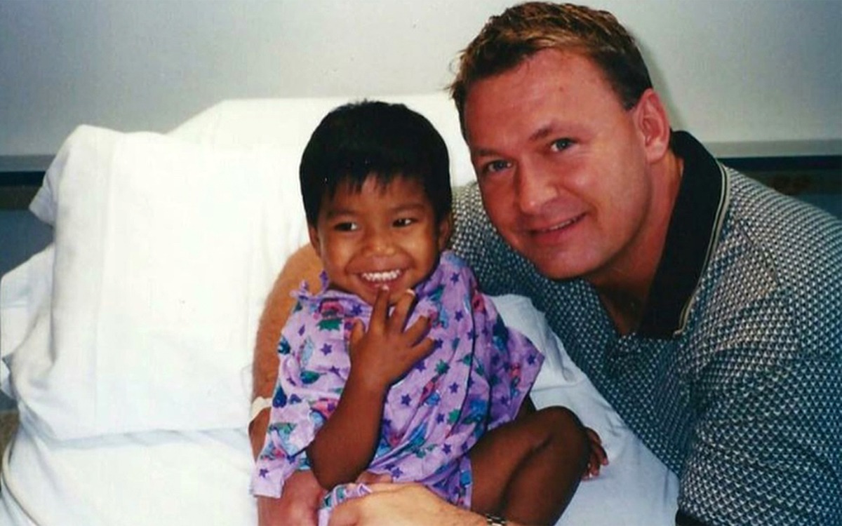 Burlacul din imagine a adoptat un băiețel din Cambodgia, în 2000. Tatăl a avut un șoc când fiul lui s-a făcut mare: Pe cine adoptase, de fapt