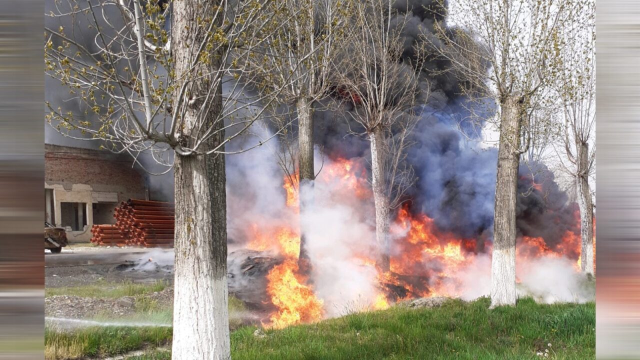 Un băiat de 11 ani din Arad a incendiat, din joacă, doi kilometri de țevi de plastic. Paguba este uriașă