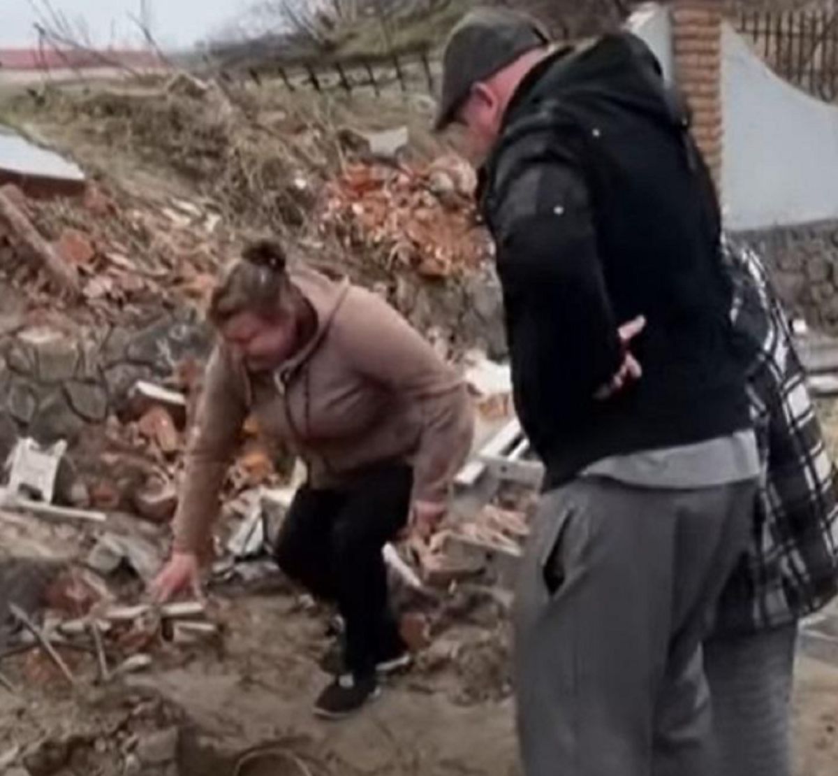 VIDEO| „Fiul meu! Pantofii sunt ai lui!”. Momentul cutremurător când o mamă din Ucraina își găsește băiatul mort, aruncat într-o groapă