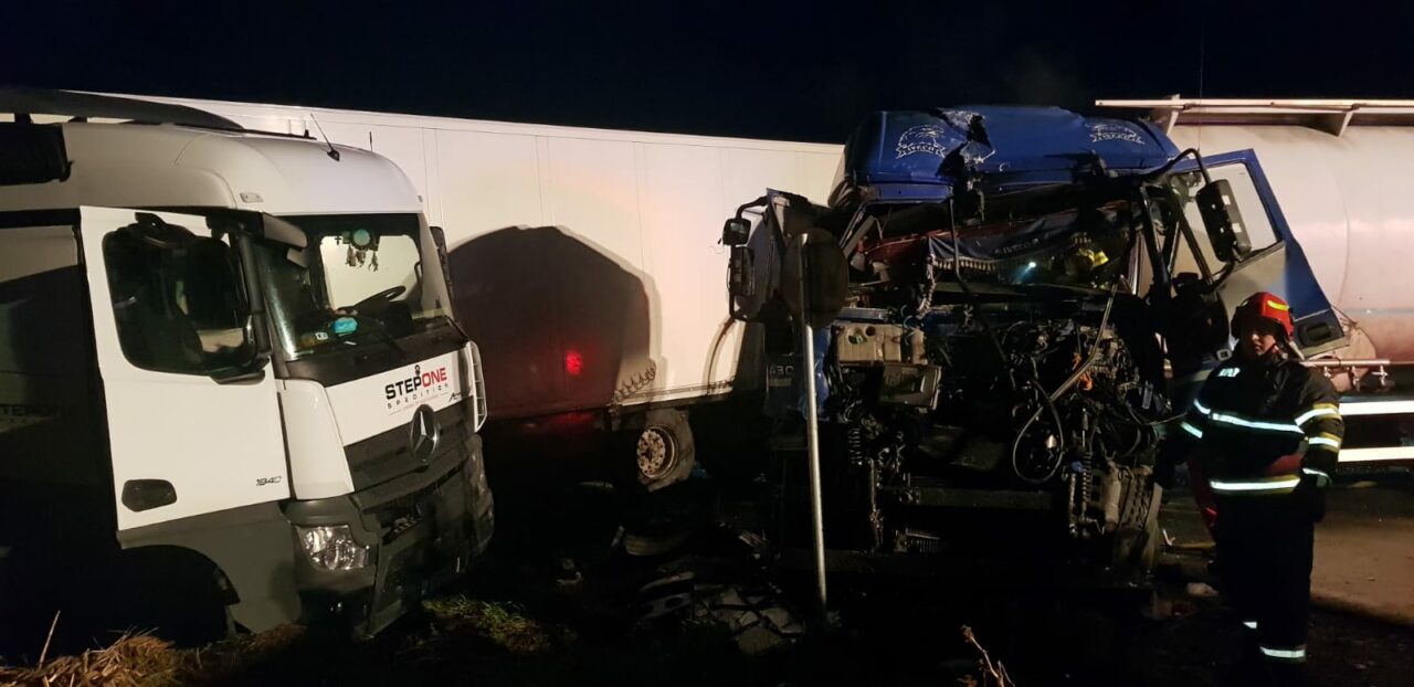 FOTO | Grav accident de circulație pe E85. Două TIR-uri s-au ciocnit, după ce unul dintre ele ar fi rămas fără frâne