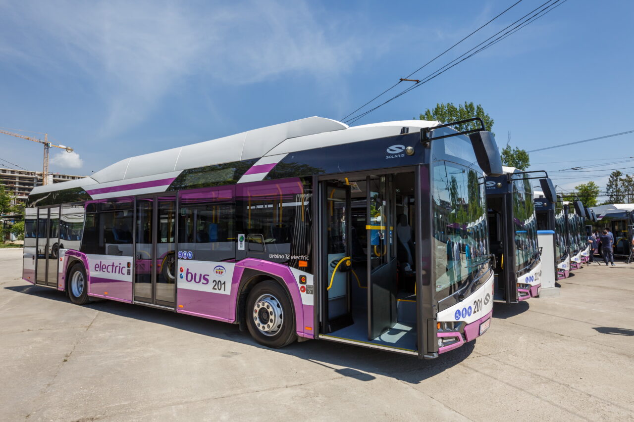 Geamul rabatabil al unui autobuz electric s-a desprins și i-a căzut în cap unui băiat de 3 ani. „S-a nimerit să-i cadă în cap copilului meu”