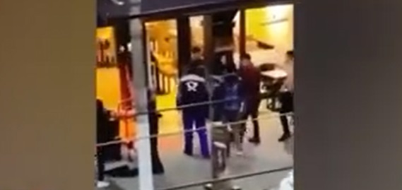 VIDEO | Bătaie ca în filme, în fața unui club din Vișeu de Sus. Un tânăr a ajuns la spital, în stare gravă. De la ce a izbucnit scandalul