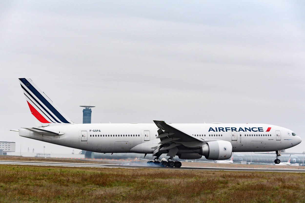 VIDEO | Panică la bordul unui Boeing al Air France. Avionul nu a mai răspuns comenzilor piloților, pe măsură ce se apropia de aterizare