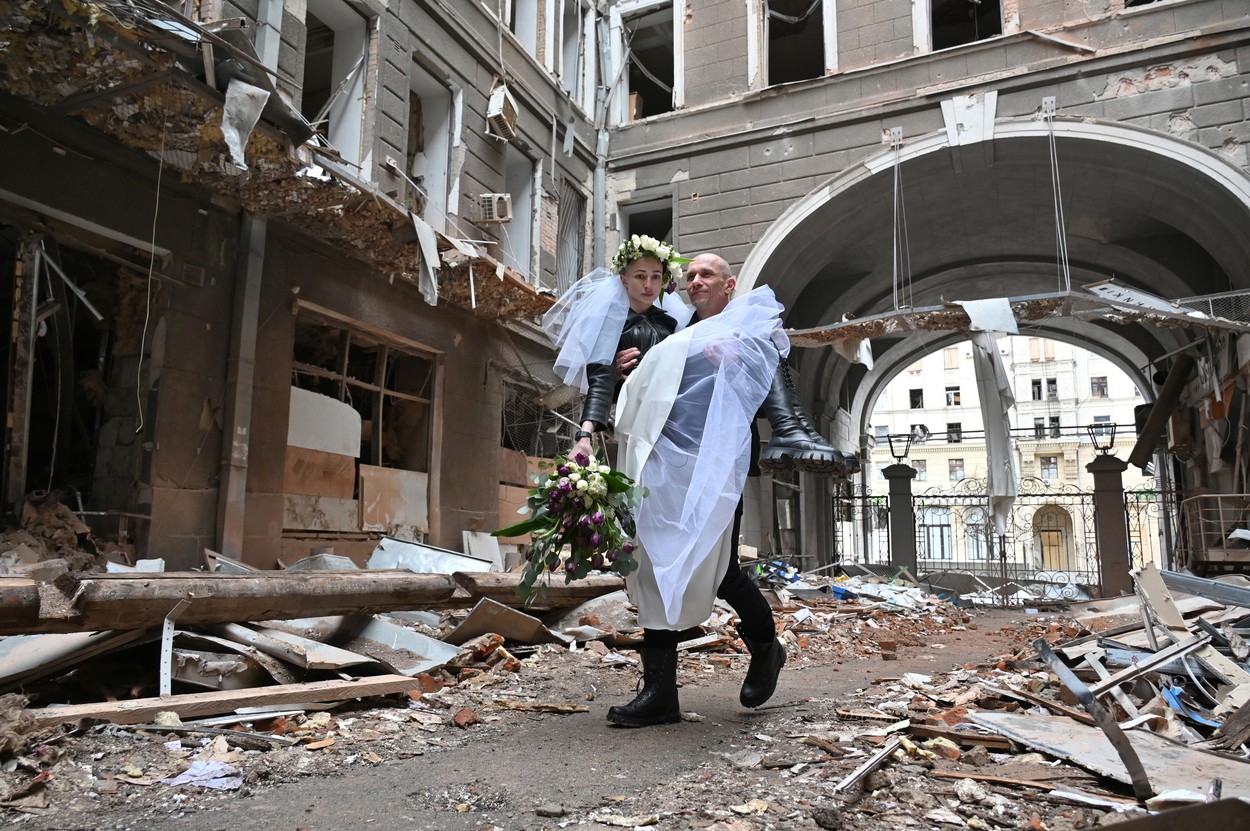 GALERIE FOTO | Un medic și o asistentă s-au căsătorit în Harkov. Imaginile cu cei doi printre ruinele orașului distrus de război s-au viralizat