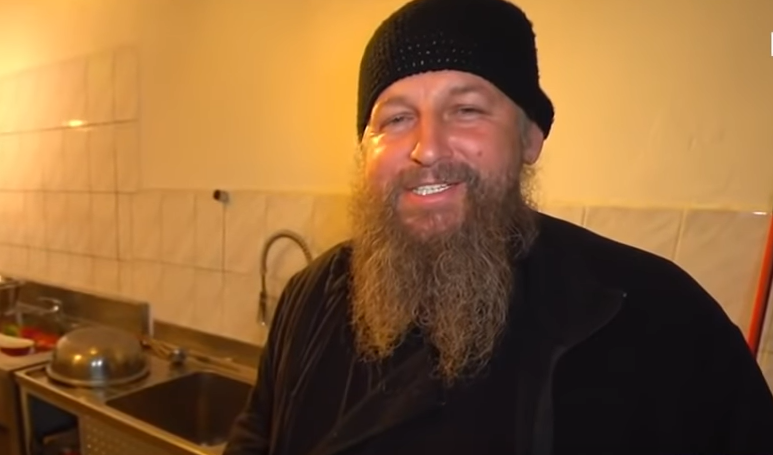 Starețul Mănăstirii Petrova acuzat că ar fi abuzat sexual o refugiată din Ucraina. Polițiștii au descins în lăcașul de cult