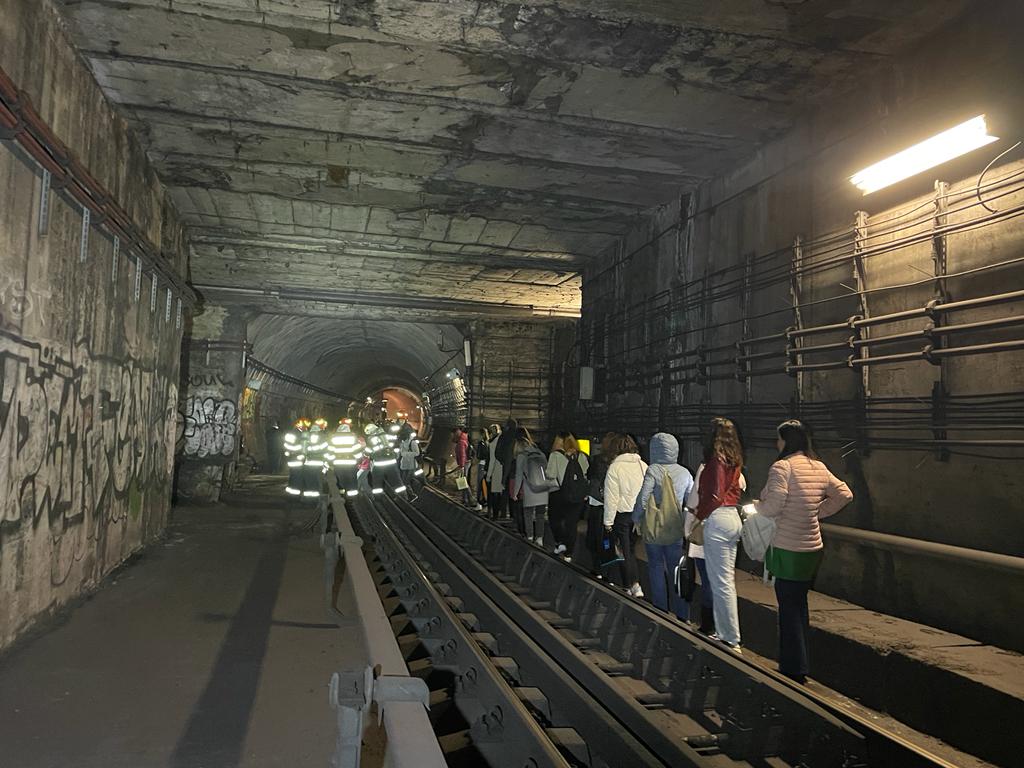 FOTO | Aproape 300 de călători evacuați prin tunel, după o defecțiune la garnitura de metrou, între stațiile Basarab și Grivița