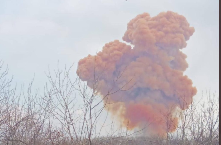 FOTO | Trupele ruse au lovit un rezervor de acid azotic în orașul Rubijne, din regiunea Lugansk. Locuitorilor li s-a cerut să-și pregătească măștile de gaze