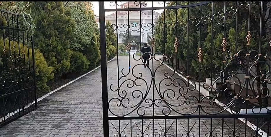 VIDEO | Descinderi la cămătarii și vrăjitoarele din București. Vizat de anchetă, Clanul Fabian. Mai multe persoane, inclusiv liderul grupării, vor fi audiate