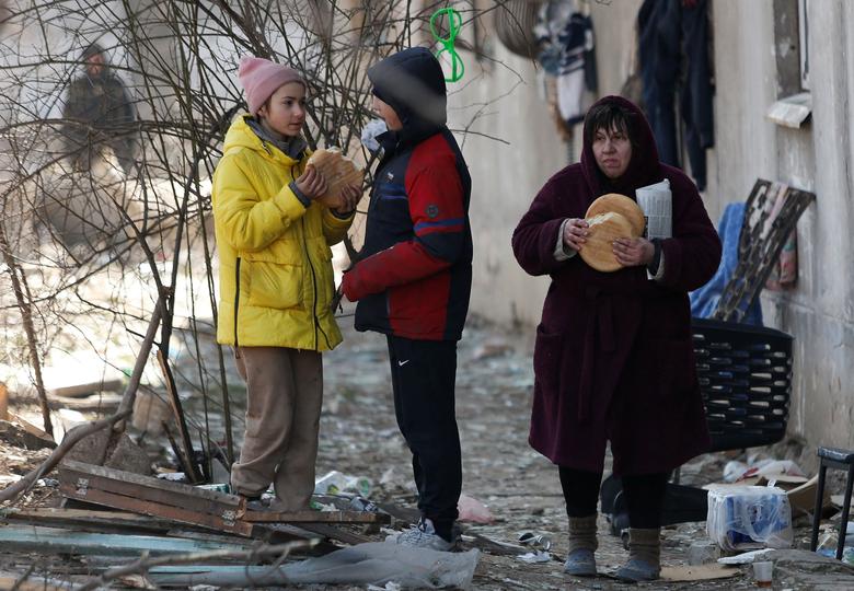 Disperare, lacrimi și moarte la Mariupol. Locuitorii înfometați stau la coadă pentru câteva alimente