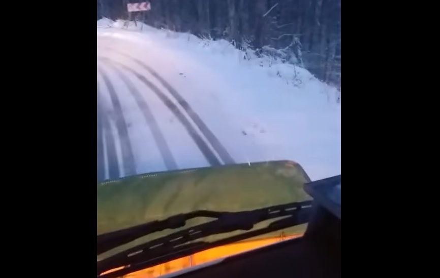 A nins din nou în centrul țării. Drumarii îi sfătuiesc pe șoferi să evite zonele afectate dacă au apucat să își schimbe cauciucurile de iarnă