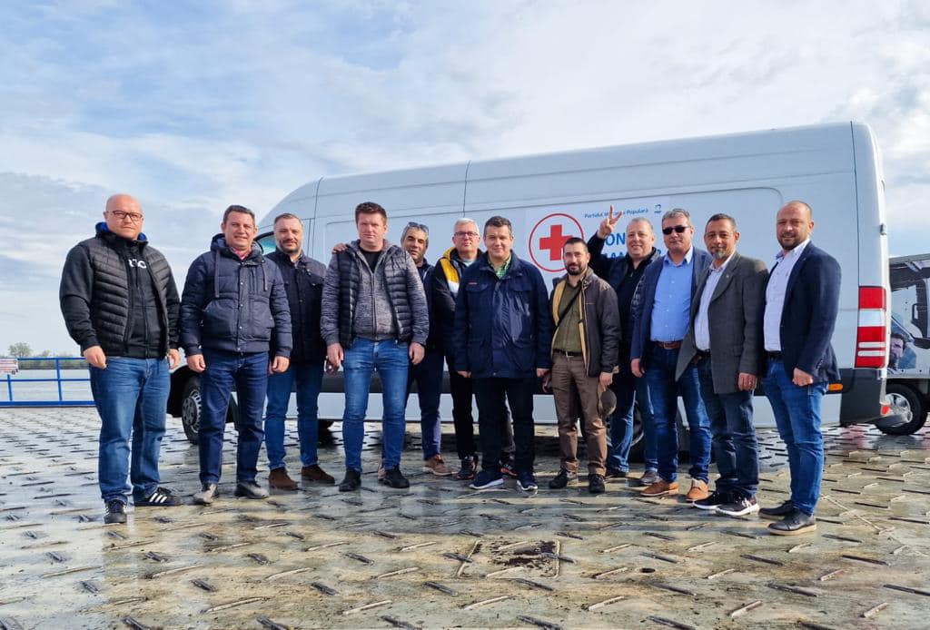 FOTO – VIDEO | Eugen Tomac și alți membri PMP au plecat în Ucraina, cu un convoi umanitar: „Ne-am asumat să trecem frontiera. Sperăm să ajungem la destinație”