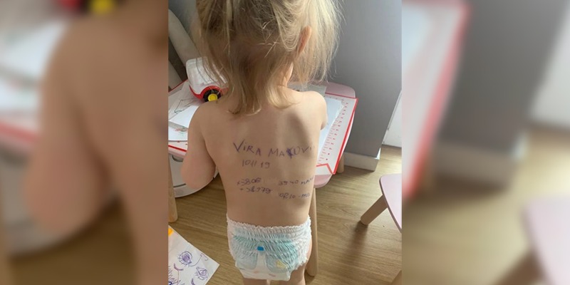 EMOȚIONANT | Datele personale ale copiilor din Ucraina, notate cu pixul pe spate, în cazul în care părinții lor sunt uciși de trupele ruse