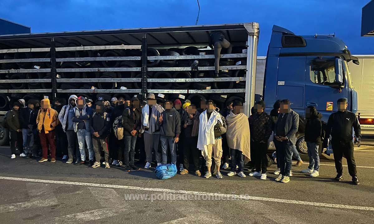 Zeci de cetăţeni din India, Pakistan, Irak şi Turcia au încercat să treacă ilegal frontiera la Vama Nădlac 2, ascunşi în două automarfare