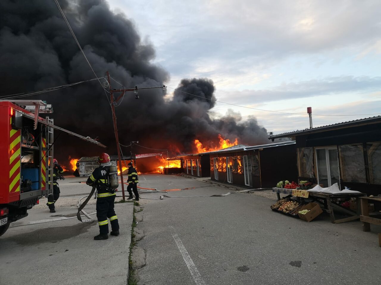 VIDEO | Incendiu puternic într-o piață din Braşov. Locuitorii din zonă au primit mesaj de avertizare prin sistemul RO-Alert