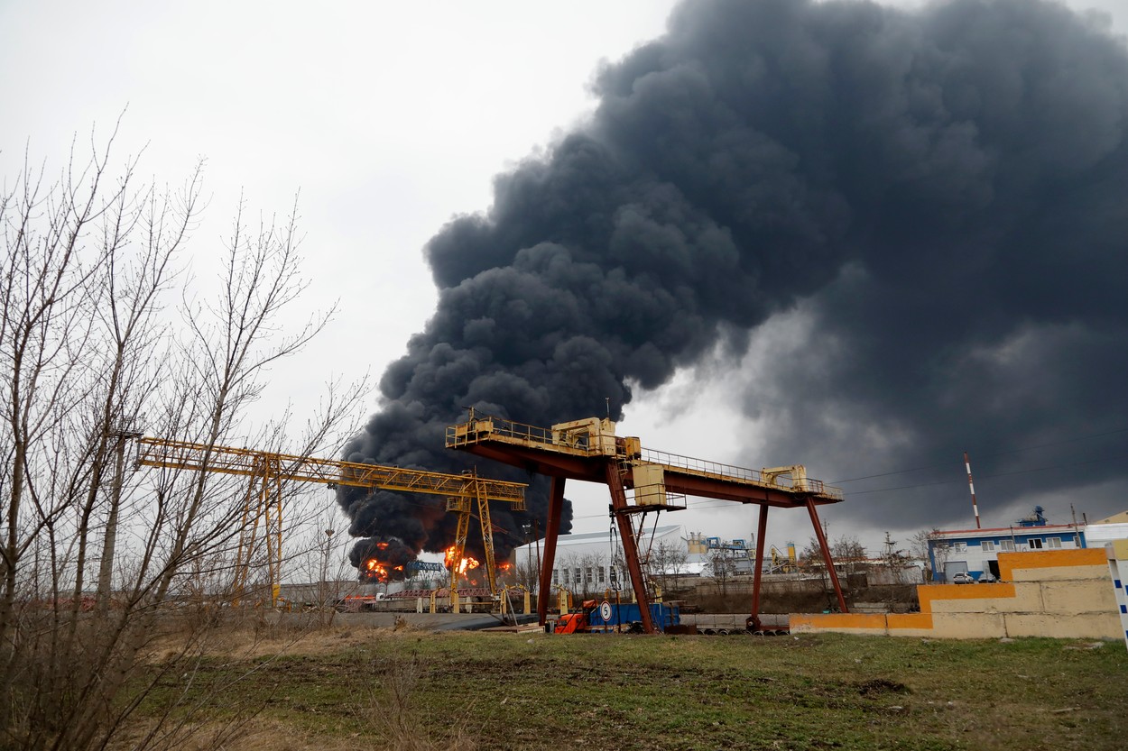 FOTO – VIDEO | Rusia acuză Ucraina că a atacat depozitul de petrol din orașul rus Belgorod