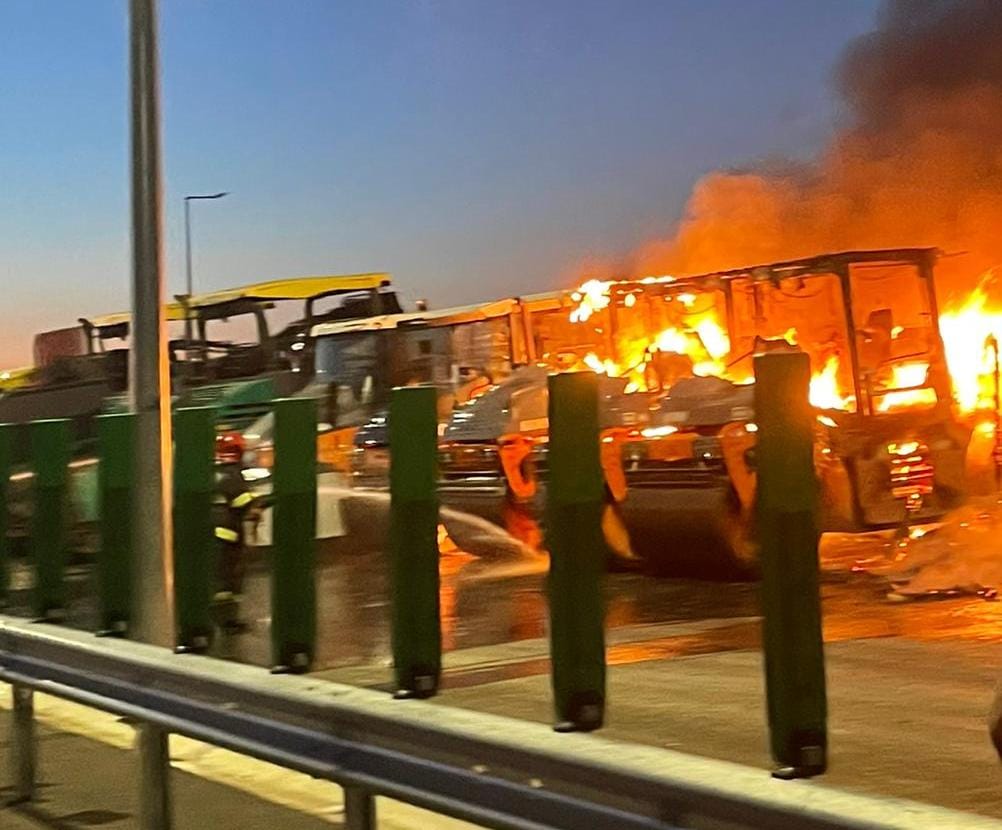 VIDEO | Patru utilaje de asfaltare de pe șantierul Drumului Expres Craiova-Pitești au luat foc, între Balș și Pielești. „Au fost distruse în proporție de aproximativ 70%”