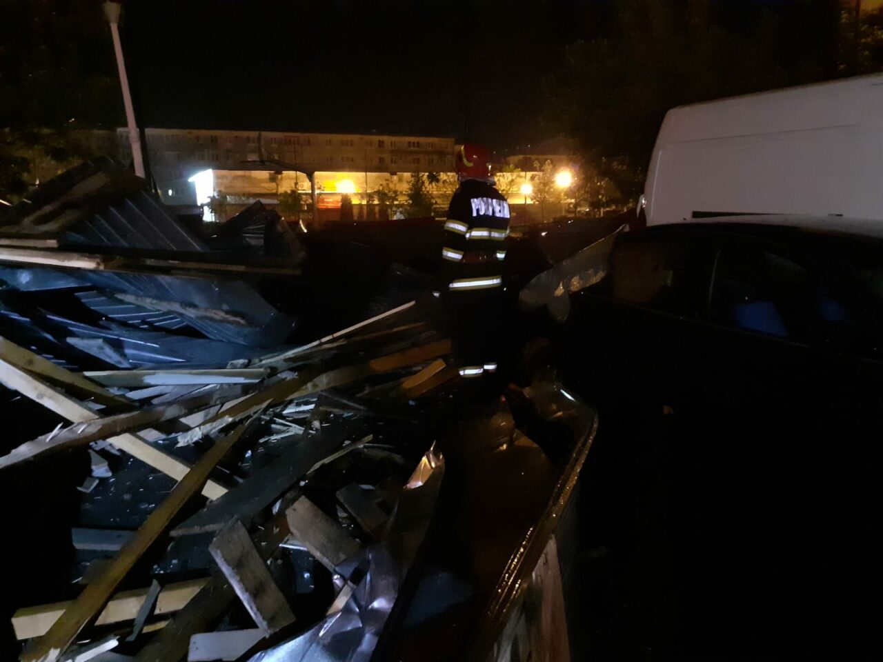 FOTO | Craiova: 21 de mașini, făcute praf, după ce vântul puternic a desprins acoperișurile mai multor blocuri