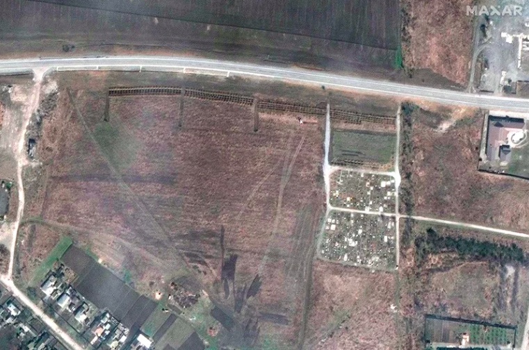 O altă groapă comună cu până la 9.000 de cadavre a fost descoperită lângă Mariupol ceea ce reprezintă încă o dovadă a crimelor de război comise de ruși în Ucraina