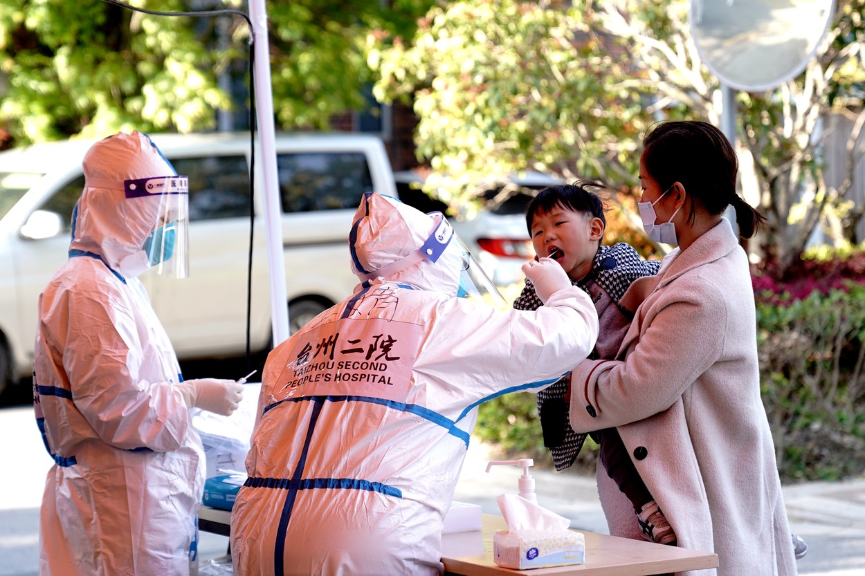 Un singur caz suspect de COVID a dat peste cap un mare oraș din China. Milioane de oameni au fost testați de urgență și sute de zboruri sunt anulate