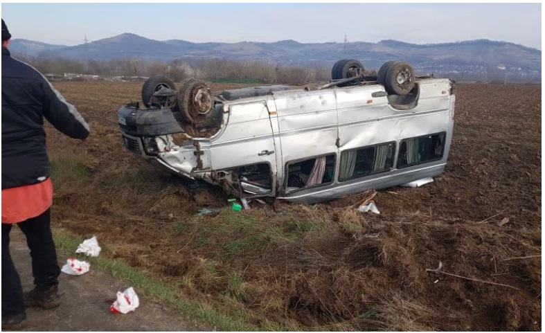 FOTO | Un microbuz care transporta 12 persoane s-a răsturnat în Sibiu. Între victime se află și un copil de 5 ani